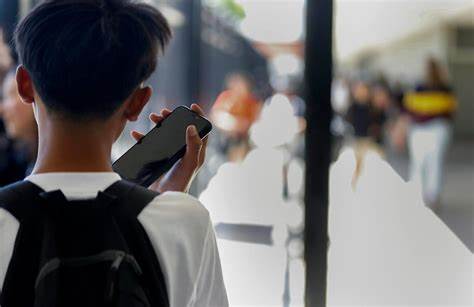 Quebec to impose full ban on cellphones in schools