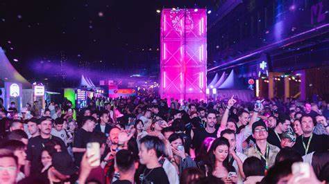 Bored Ape crypto fans report ‘eye burn’ after Hong Kong party - Financial Times