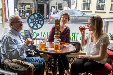British pubs have their own set of rules. Here's what you need to know