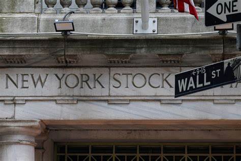 Wall Street bonuses to drop as uncertainty prevails, consultancy says
