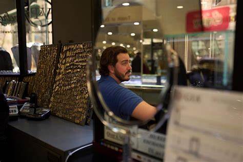 Economic jitters and soaring gold prices create a frenzy for US jewelry merchants