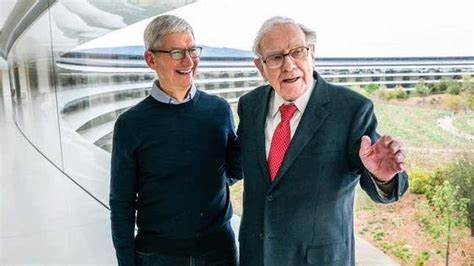 'One of the greatest CEOs ever': Jamie Dimon, Bill Gates and others on Warren Buffett's retirement