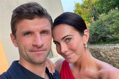 Thomas Müller: Privates Foto zeigt Ehefrau Lisa allein unter Männern