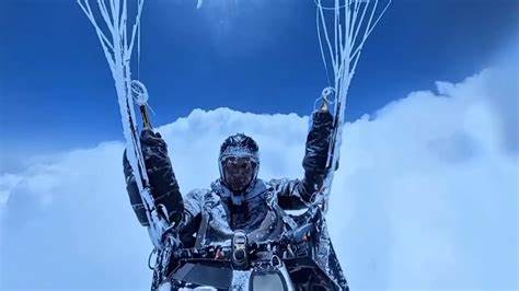 Chinese paraglider cheats death after flying to 28,000ft