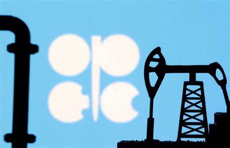 Oil settles 1% lower after US data shows large builds in fuel stocks