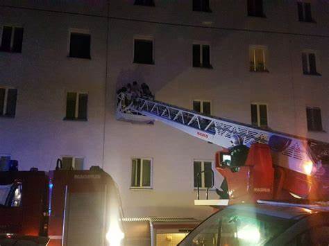 Kellerbrand nach Schweißarbeiten: Drei Personen per Drehleiter von Balkon gerettet