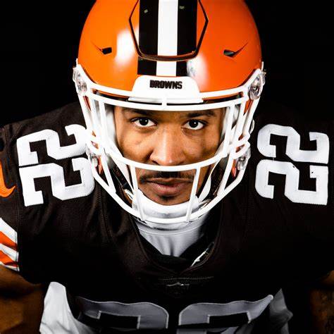 Browns veröffentlichen ein Hype-Video, in dem sie die Rückkehr weißer Gesichtsmasken ankündigen
