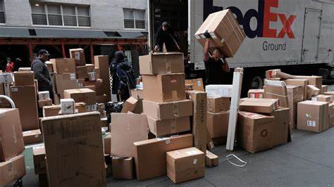 FedEx, Amazon strike large-package delivery deal