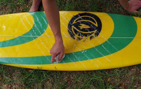 Schön das Surfbrett wachsen