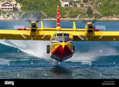 Super Scooper CL-415 firefighting plane [video]