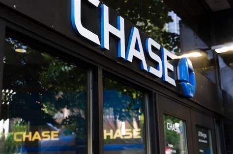 US banks tiptoe toward crypto, awaiting more green light from regulators
