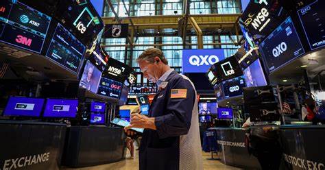 Charles Schwab CEO says investors are 'de-risking' and diversifying