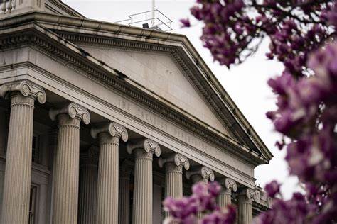 US Treasuries Slide as Solid Jobs Market Gives Fed Room on Rates