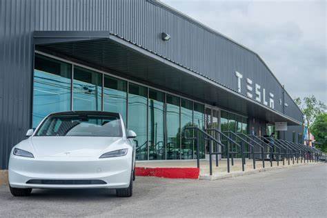 Anti-Tesla demonstration highlights safety concerns with self-driving vehicles