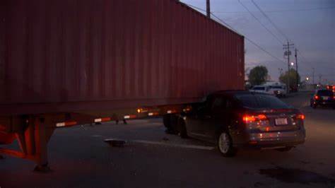 11-year-old crashes mom’s Ford into semi-truck in Fresno, police say - AOL