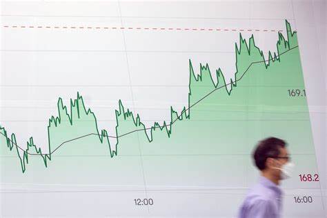 Chinese Stocks’ Premium Over Hong Kong Peers Drops to 5-Year Low