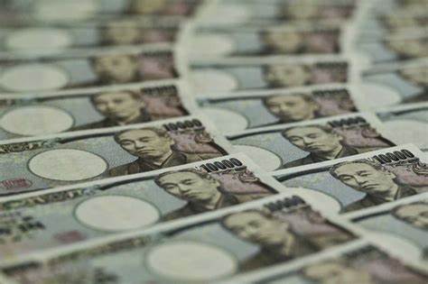 Yen Slides as Bank of Japan Pours Cold Water on Rate-Hike Bets