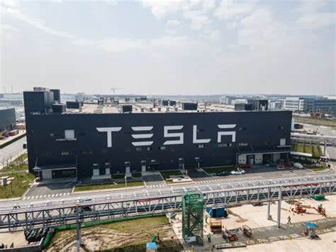 Tesla CFO offloads another $1.1M in stock