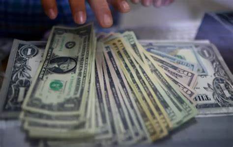 Dollar Falls as U.S. Debt Fears Continue to Weigh