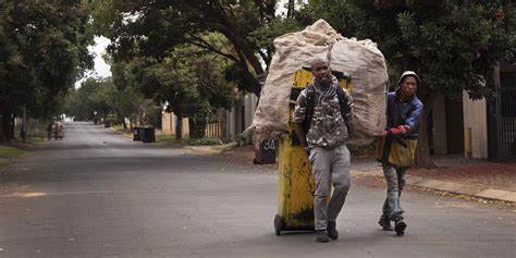 African waste collectors earn cryptocurrency through ReFi to support their families, having removed over 5,400 kilograms of garbage - ChainCatcher