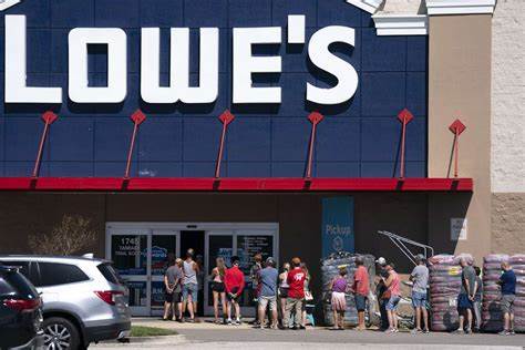 What Analysts Think of Home Depot and Lowe's Stocks Ahead of Earnings