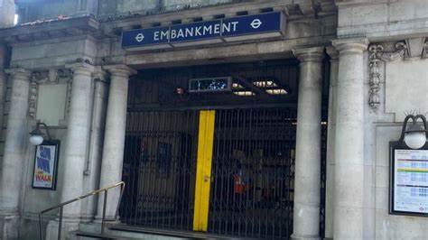 Power failure knocks out Tube and Elizabeth line in London