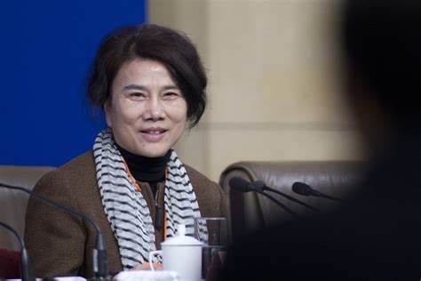 China's 'queen' entrepreneur Dong Mingzhu shun jobseekers educated overseas?
