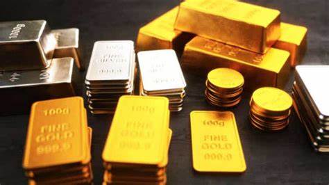 Gold Gains as Dollar Slides Following Moody’s US Downgrade