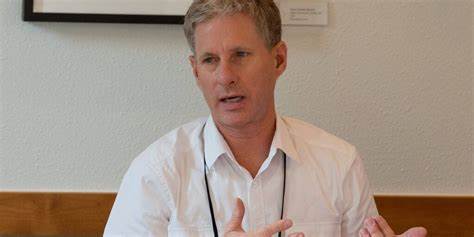 Ripple Labs Co-Founder Chris Larsen Backs Kamala Harris - Decrypt