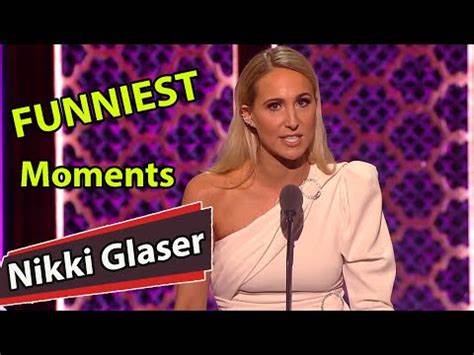 Nikki Glaser verrät das 1. Thema, das das Team bei Tom Brady's Roast „gemeinsam“ übersprungen hat – AOL
