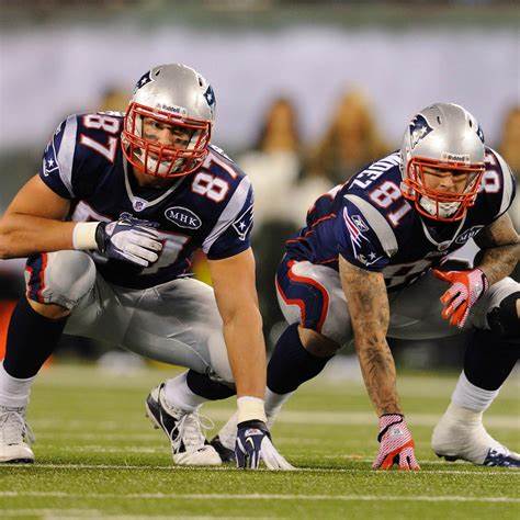 Gronk – und Aaron Hernandez – nehmen fast so viele Seitenhiebe wie Brady bei Roast – AOL
