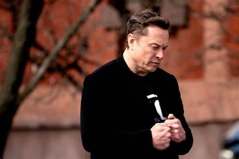Musk Tells Tesla Employees Hang On to Stock After 50% Plunge