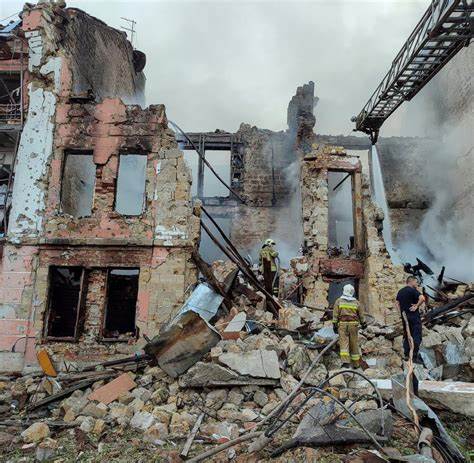 Ukraine-Krieg im Liveticker +++ 03:44 Ein Toter und mehrere Verletzte bei Luftangriff auf Mykolaiv