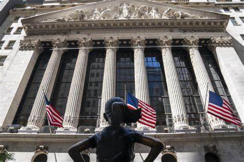 Wall Street Stays Calm Even as Stocks Fall