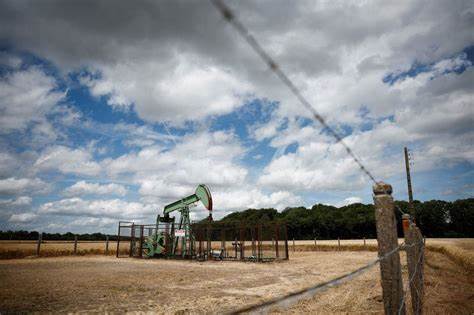 Oil Set for Biggest Monthly Drop Since 2021 on Growth Woes
