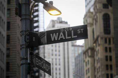 Wall Street’s Rush to Launch Vanguard-Style Funds Draws Warnings