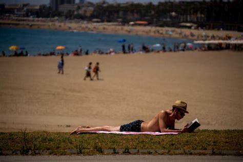 A Major Newspaper Publishes a Summer Reading List–But the Books Don't Exist