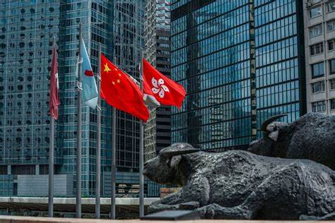 Chinese Drugmaker’s Shares Jump in Strong Hong Kong Debut