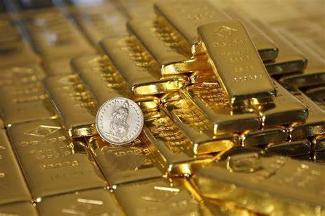 Gold Prices Rise on Trade Worries, Rate-Cut Bets