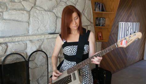 C64 Bass Guitar – Cool to Be Square Wave? [video]