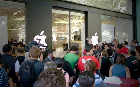 From Risky Bet to Retail Giant: Apple Store Turns 24 Today