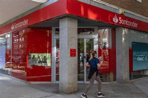  Santander considers issuing stablecoin, retail crypto services 