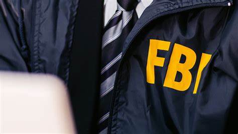 „Es sah echt aus“, sagt ein Mann, der seine Hochzeit absagen musste, nachdem seine Eltern eine Million Dollar durch einen Betrug verloren hatten, an dem das FBI beteiligt war … - The US Sun
